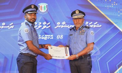 މާލެ އޭރިއާގައި މަސައްކަތްކުރާ ފުލުހުންނަށް ކުލައާއި މެޑަލް ޙަވާލުކޮށްފި